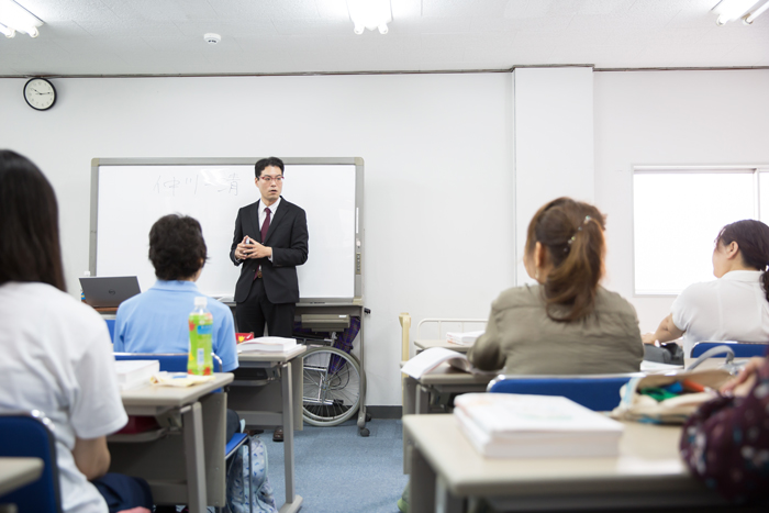 尊厳を大切にする介護職員初任者研修の授業風景