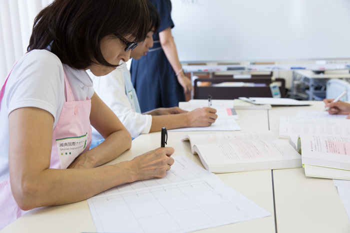 初任者研修で学ぶ生活支援技術の授業風景