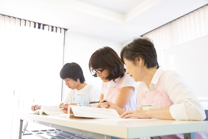 初任者研修で学ぶ生活支援技術の授業風景