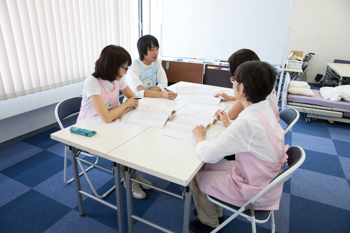 利用者に配慮した化粧や爪切りの介助方法を学ぶ様子