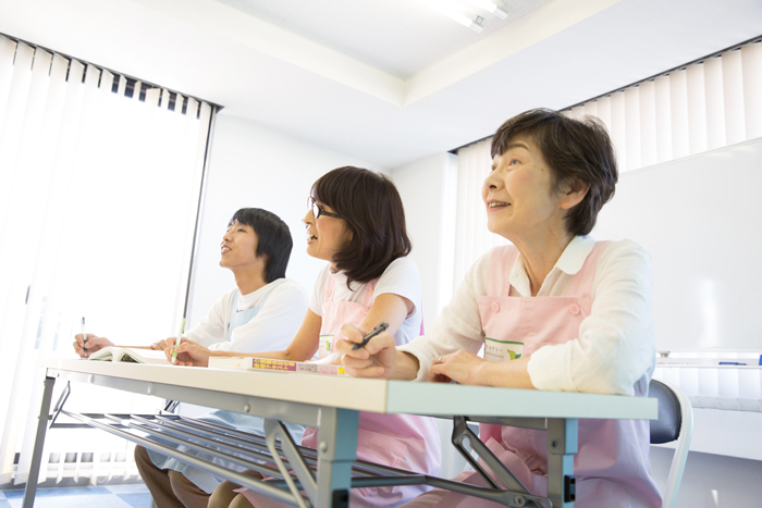 湘南国際アカデミーの授業で整容ケアを実践する生徒たち