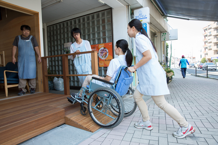 腰痛予防を意識した介助姿勢のデモンストレーション