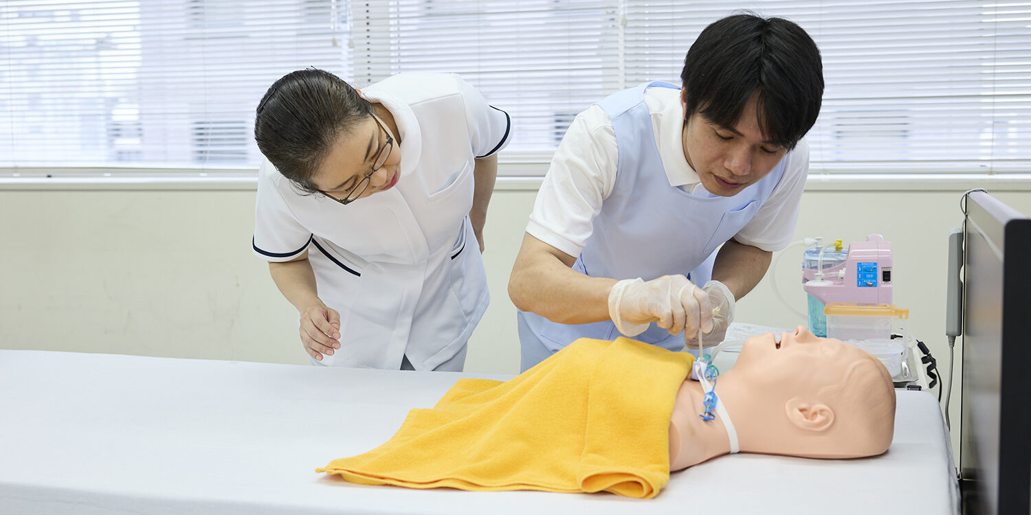 介護福祉士が喀痰吸引を行うには？必要な要件と手続き・注意点を解説