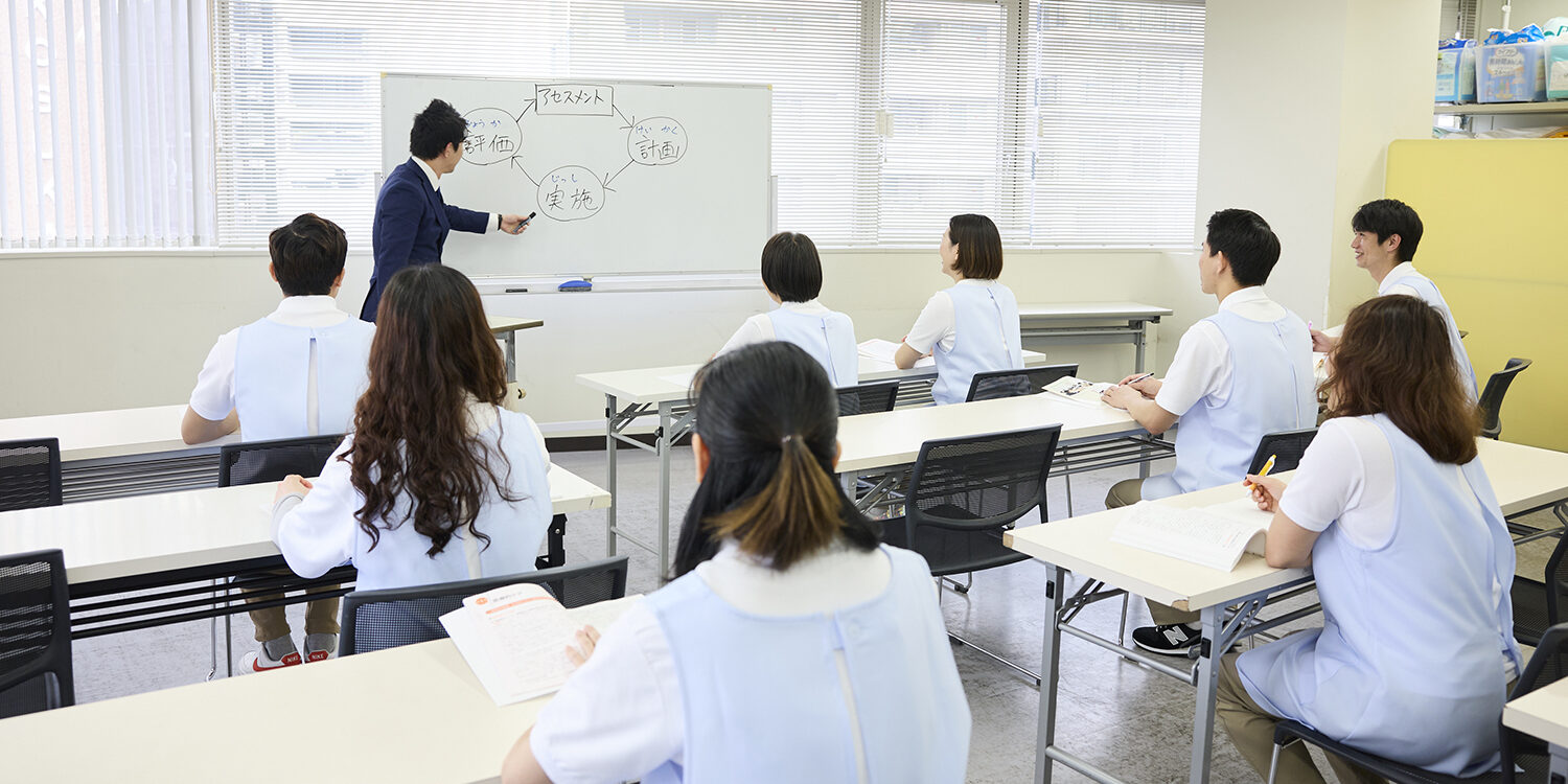 認知症介護実践者研修はeラーニングで受講できる？通学制との違いも解説